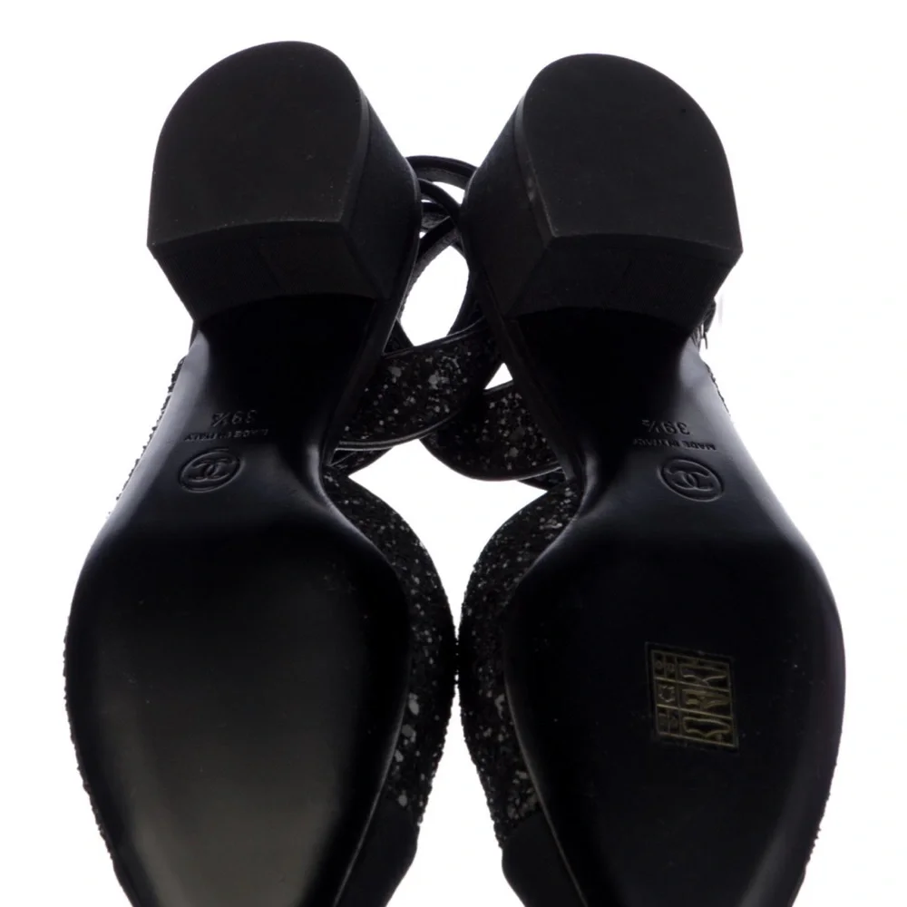 CHANEL CC logo pumps.